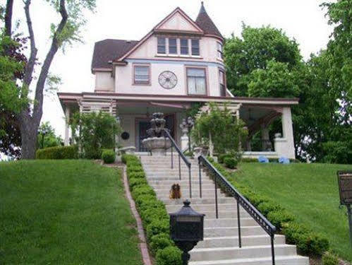 Isadoras Bed And Breakfast West Bend Exterior foto